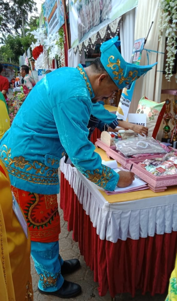 Kunjungan Kepala Dinas Pendidikan ke Stand pameran.