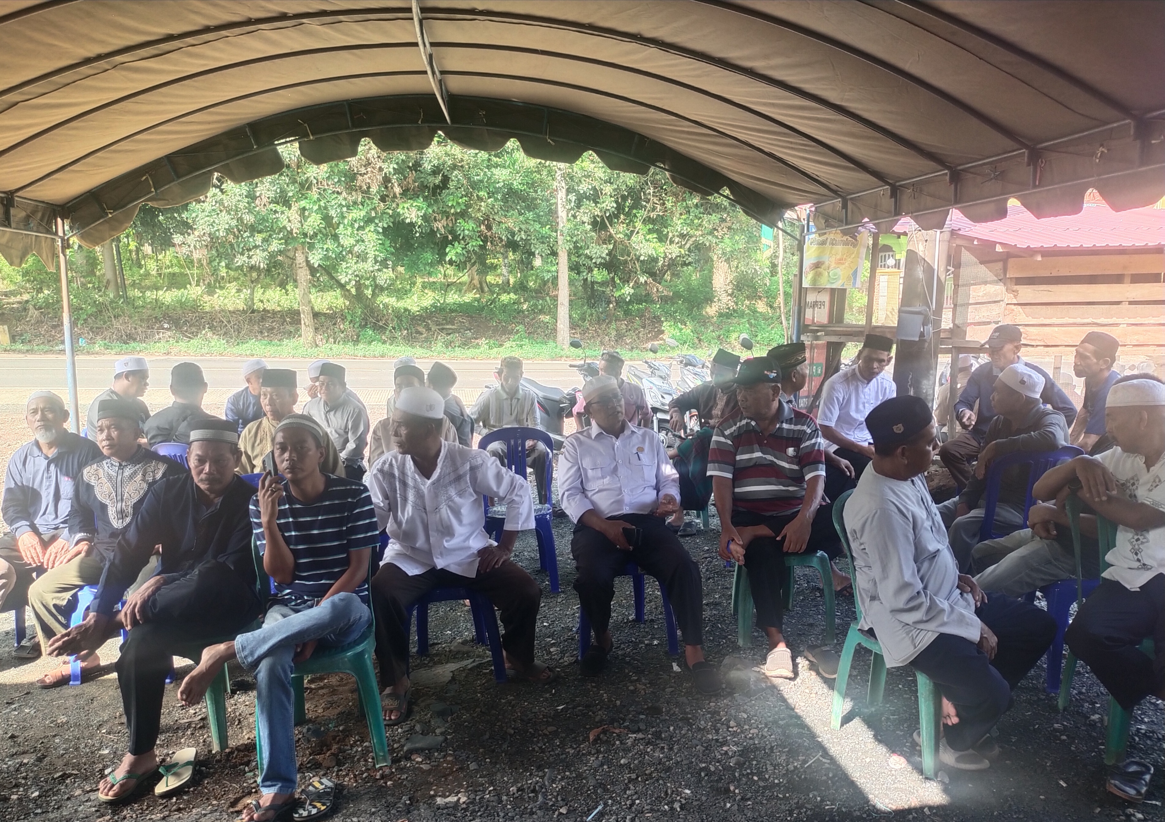 Kepala Desa Sungai Jelai hadir berta'jiah ke salaj satu warganya yang meninggal dunia